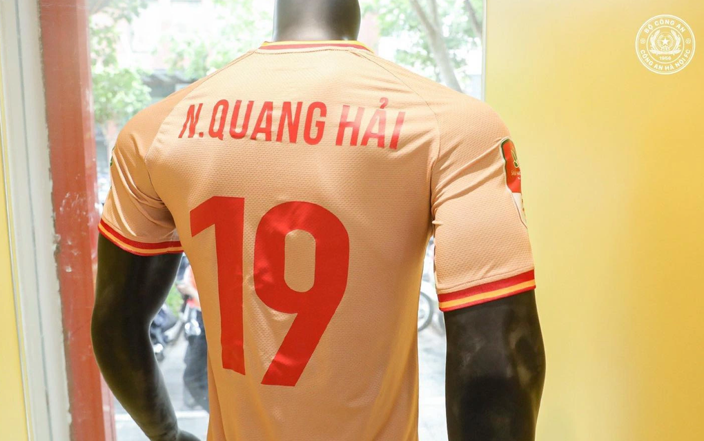 Tiền vệ Nguyễn Quang Hải ra mắt CLB Công An Hà Nội - 2 Tiền vệ Nguyễn Quang Hải ra mắt CLB Công An Hà Nội - 2