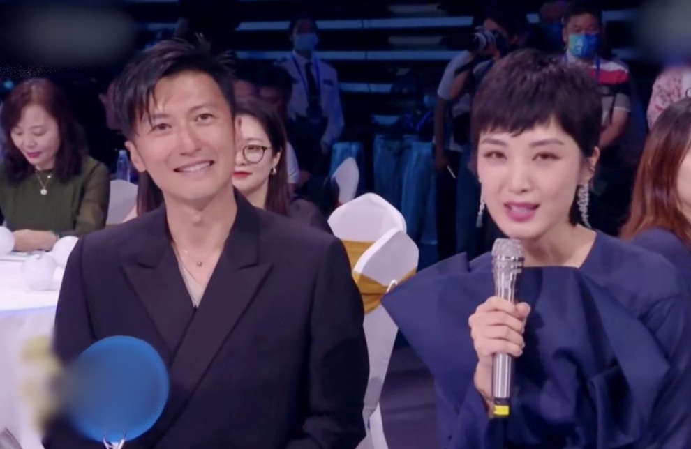Biểu cảm của Tạ Đình Phong khi Vương Phi trình diễn - 2 Biểu cảm của Tạ Đình Phong khi Vương Phi trình diễn - 2