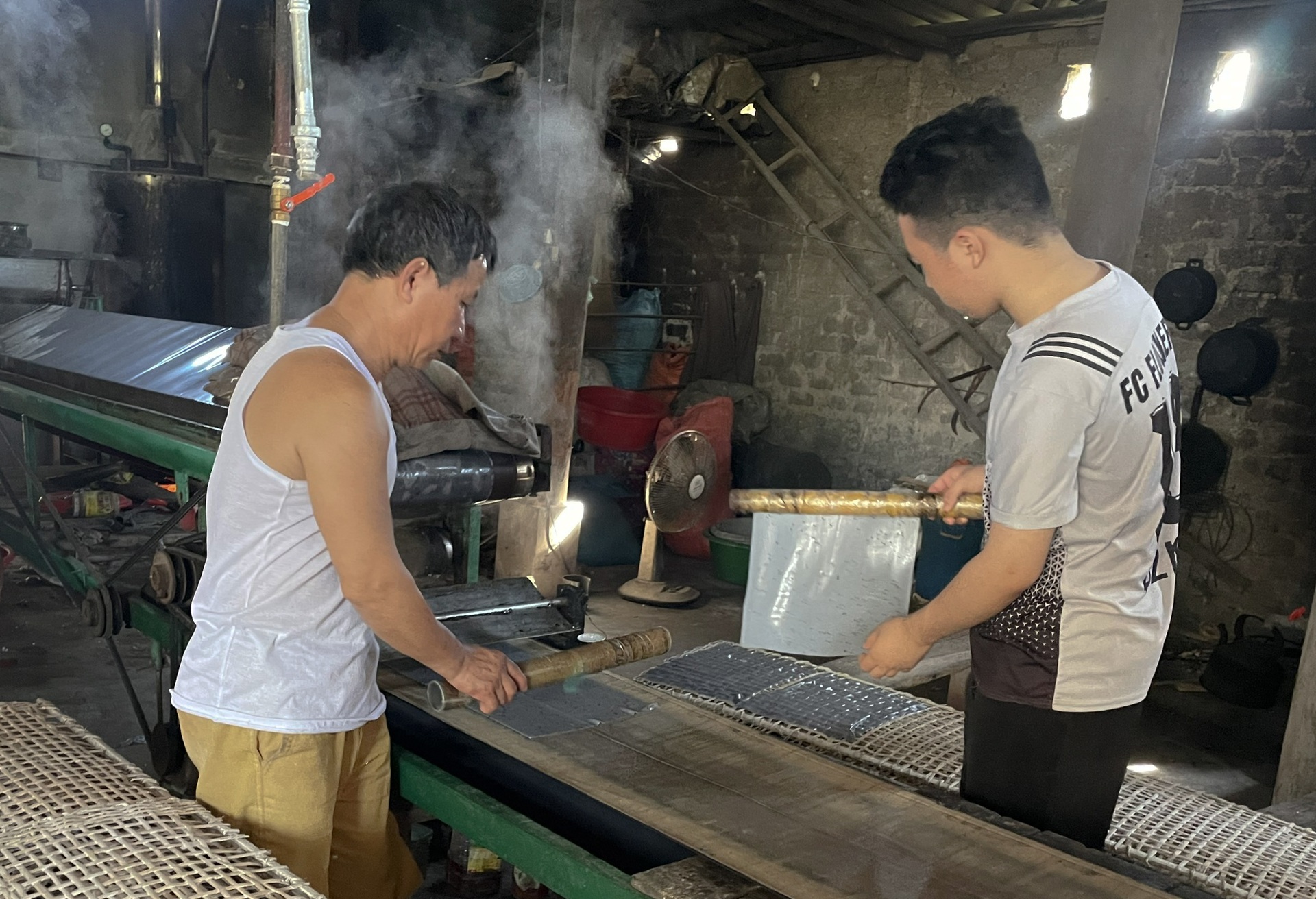 Mướt mồ hôi từ trong bếp ra ngoài sân làm bánh tích trữ cho mùa mưa rét - 5 Mướt mồ hôi từ trong bếp ra ngoài sân làm bánh tích trữ cho mùa mưa rét - 5