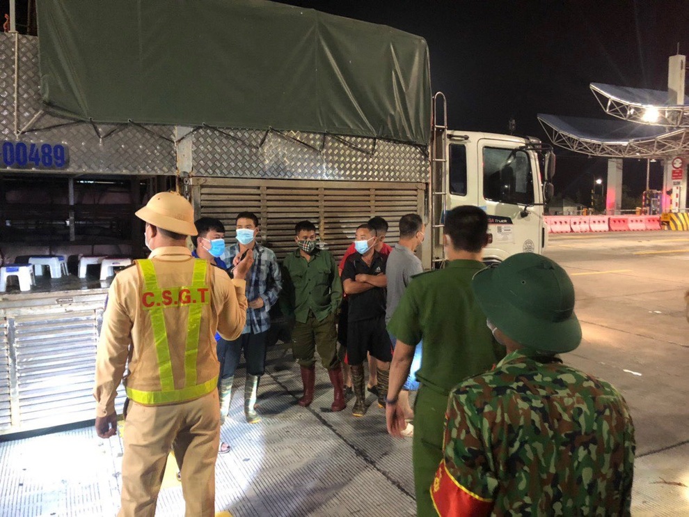 4 người trốn trong xe chở lợn thông chốt vào Quảng Ninh - 1 4 người trốn trong xe chở lợn thông chốt vào Quảng Ninh - 1