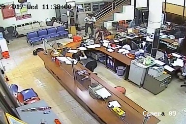 Clip người đàn ông nổ súng tại ngân hàng