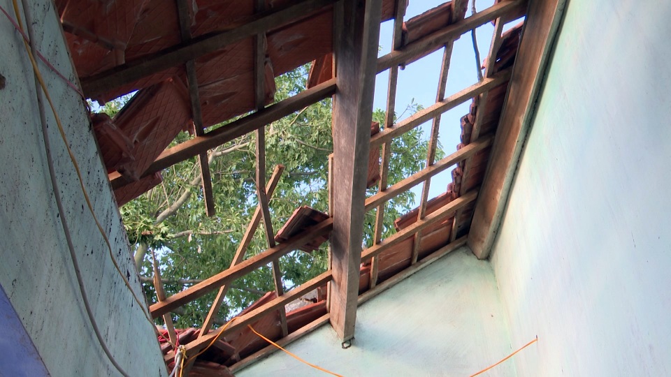 Lốc xoáy làm 80 ngôi nhà tốc mái, hàng chục ngàn hộ dân mất điện - 2