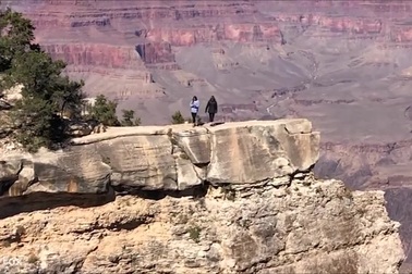 Đứng tim trước khoảnh khắc cô gái suýt ngã khỏi vách núi khi đứng chụp ảnh