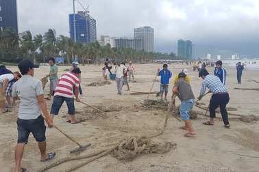 Đà Nẵng ra quân dọn rác ở bãi biển sau trận mưa lịch sử