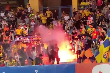 Cổ động viên đốt pháo sáng trên sân Hàng Đẫy tối 1/6