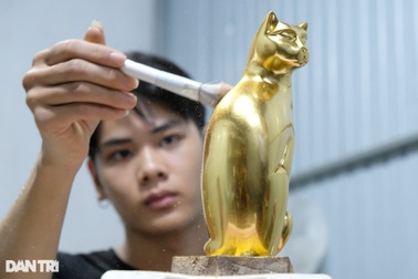 Chiêm ngưỡng linh vật mèo dát vàng 24k chào đón Tết Quý Mão 2023