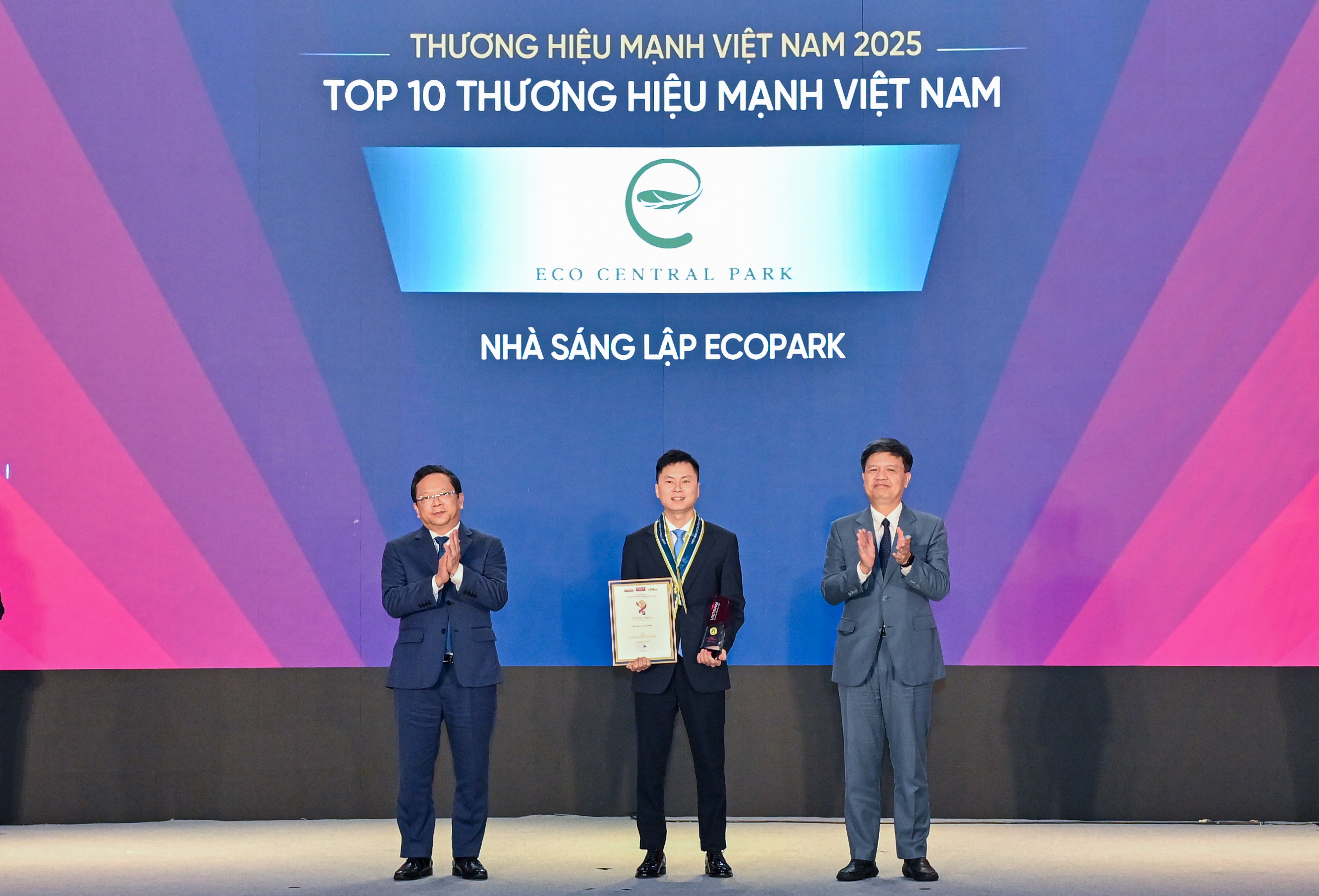 Nhà sáng lập Ecopark nhận giải thưởng “Top 10 thương hiệu mạnh Việt Nam 2025” - 1