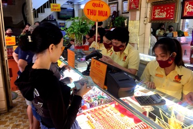 Chuyên gia kinh tế: Giá vàng tăng nóng, cẩn thận "bỏng tay"