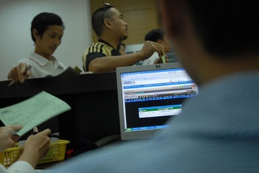 Hai sàn hồi phục nhẹ cuối phiên, thanh khoản giảm 20%