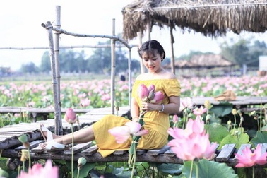 Giới trẻ thoả sức "check in" hồ sen ở vùng cát trắng Ninh Thuận