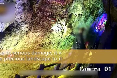 Khách Trung Quốc bẻ thạch nhũ hàng triệu năm tuổi về làm quà