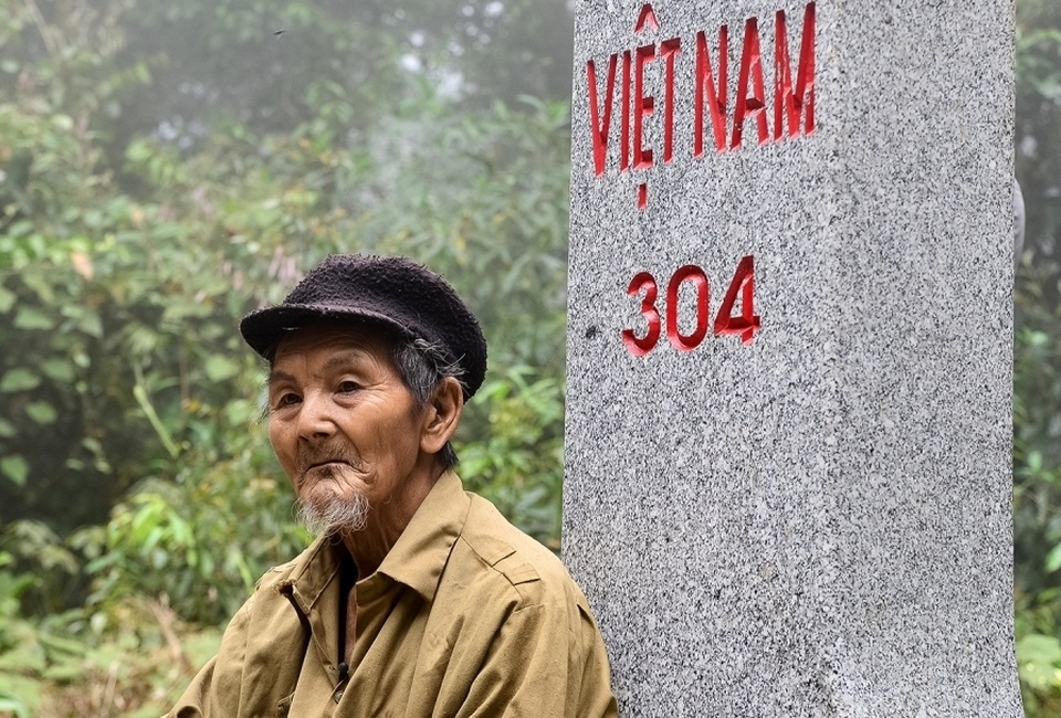 Gia đình truyền đời bảo vệ cột mốc biên cương - 2 Gia đình truyền đời bảo vệ cột mốc biên cương - 2