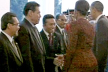 Tranh cãi vì cái bắt tay của bà Michelle Obama tại Indonesia