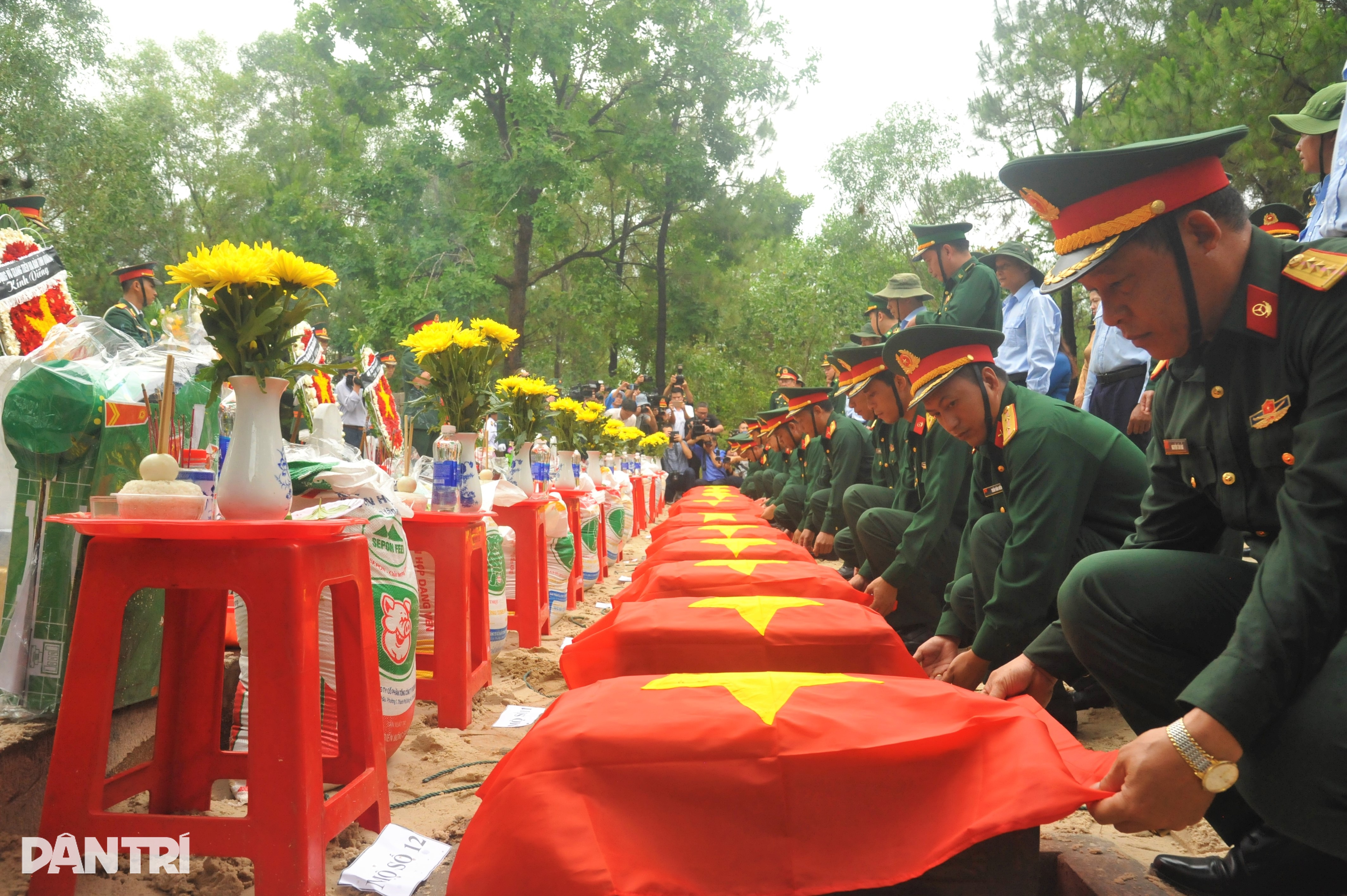 Laos'ta hayatını kaybeden 12 şehidin anma töreni ve defin töreninden duygulandıran görüntüler - 3 Hình ảnh xúc động tại lễ truy điệu, an táng 12 liệt sỹ hy sinh trên đất Lào - 3