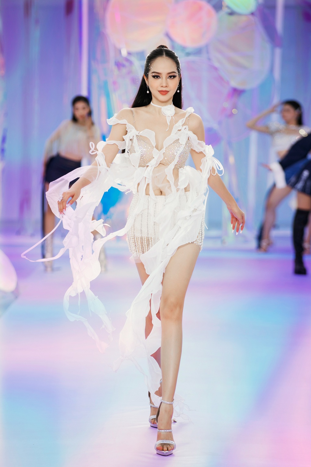 Hoa hậu Lương Thùy Linh gợi cảm, đá váy điêu luyện trong show thời trang - 2 Hoa hậu Lương Thùy Linh gợi cảm, đá váy điêu luyện trong show thời trang - 2