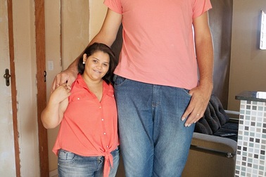 Chuyện tình “cổ tích” tuyệt đẹp của cặp đôi “siêu lệch”