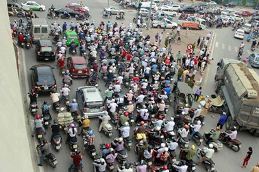 Hà Nội: Thiếu nữ tử vong dưới gầm xe ben