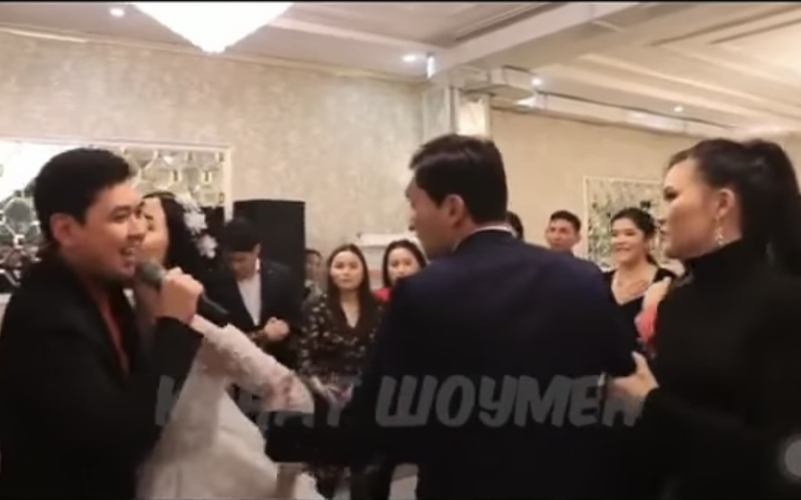 Xôn xao clip cô dâu lao vào hôn MC khi thấy chú rể ôm người yêu cũ khiêu vũ - 2 Xôn xao clip cô dâu lao vào hôn MC khi thấy chú rể ôm người yêu cũ khiêu vũ - 2