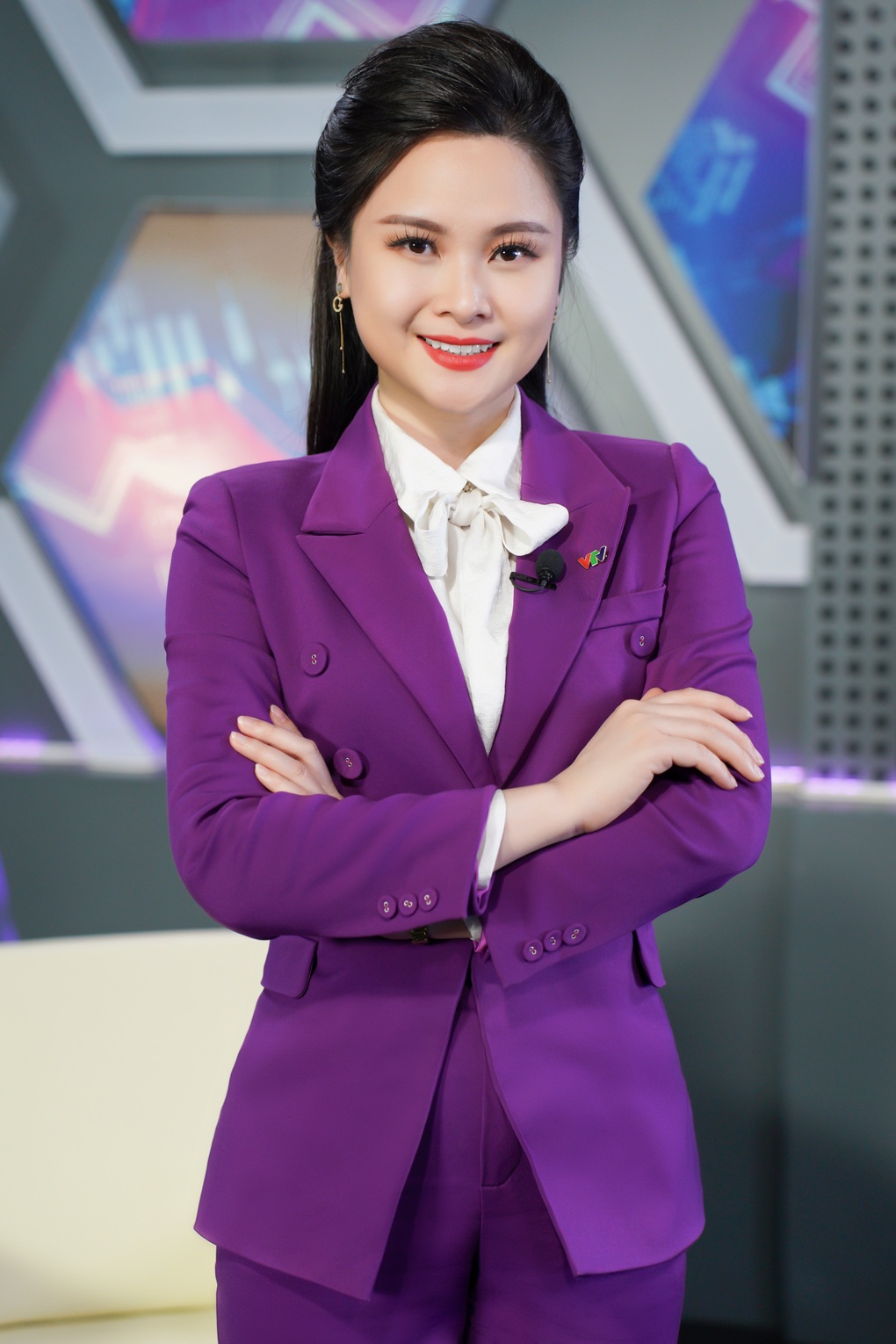 Lý giải gu ăn mặc xanh, tím của BTV Mùi Khánh Ly - 1 Lý giải gu ăn mặc xanh, tím của BTV Mùi Khánh Ly - 1