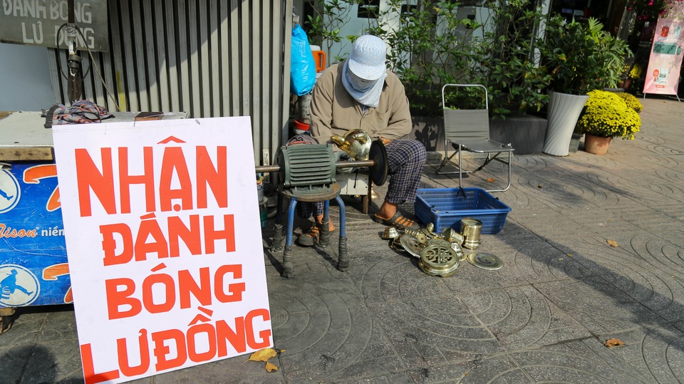 Thợ đánh bóng lư đồng thời Covid-19: Làm vì quen việc và từ cái tâm - 1 Thợ đánh bóng lư đồng thời Covid-19: Làm vì quen việc và từ cái tâm - 1