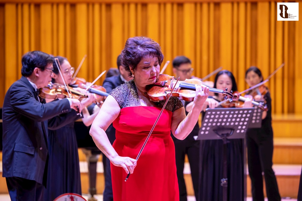 Nghệ sĩ violin Aiman Mussakhajaeva có màn biểu diễn ấn tượng tại Việt Nam - 1 Nghệ sĩ violin Aiman Mussakhajaeva có màn biểu diễn ấn tượng tại Việt Nam - 1
