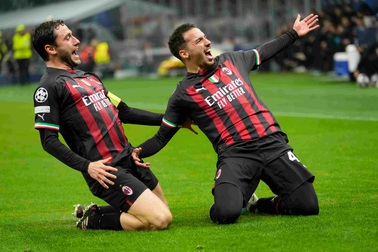 Đánh bại 10 người của Napoli, AC Milan có lợi thế ở Champions League
