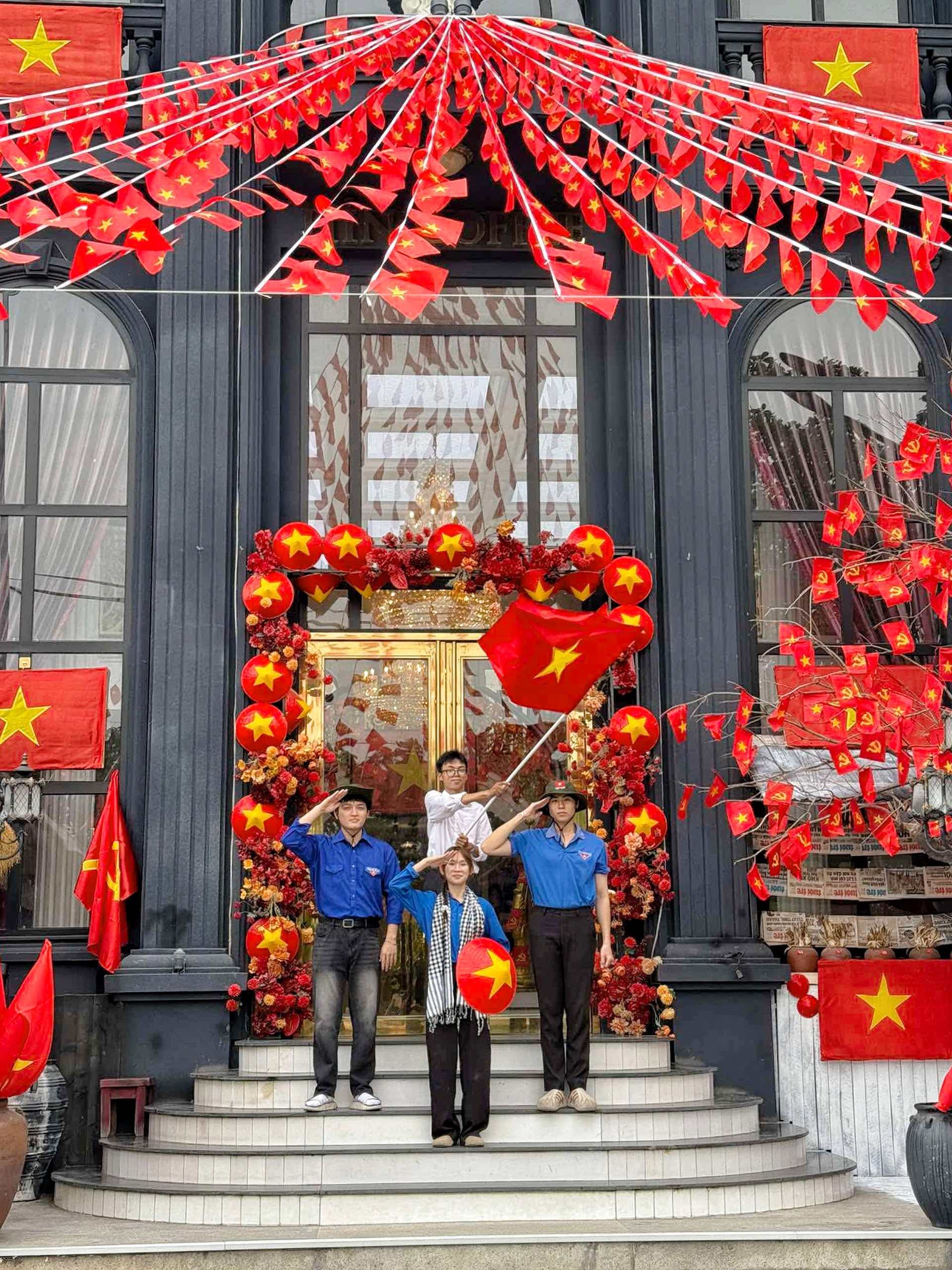 6 quán cà phê rợp cờ đỏ sao vàng ở TPHCM, khách rần rần check-in dịp 30/4 - 5