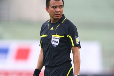Gặp sự cố, trọng tài Phùng Đình Dũng “nghỉ hưu” sớm