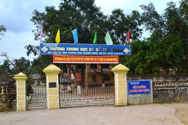 Kỷ luật khiển trách thầy giáo tát học sinh vì đốt giấy trong lớp