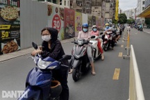 Xếp hàng dài hàng trăm mét vào siêu thị ở TPHCM, chờ cả tiếng để thanh toán