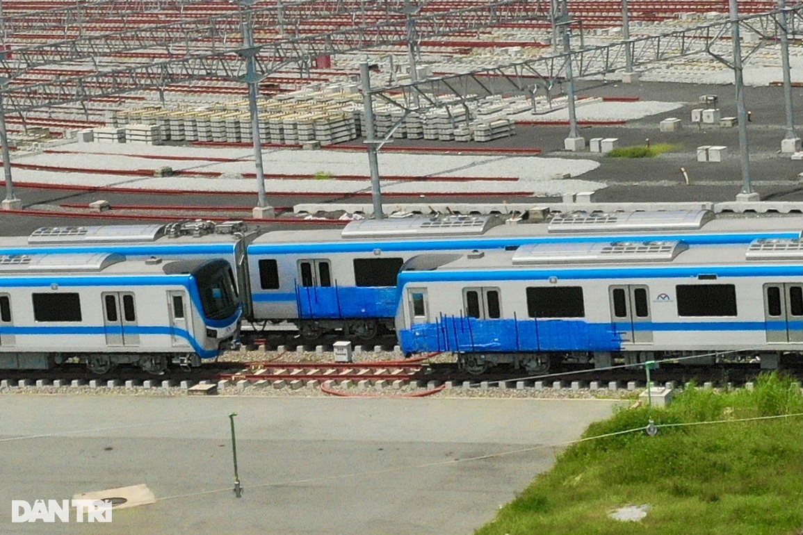 Vết vẽ bậy tại 2 toa tàu metro số 1 được che lại bằng băng keo - 1 Vết vẽ bậy tại 2 toa tàu metro số 1 được che lại bằng băng keo - 1