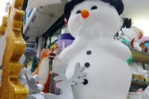 “Nặn” người tuyết, nghề độc lạ ở Thủ đô mùa Noel