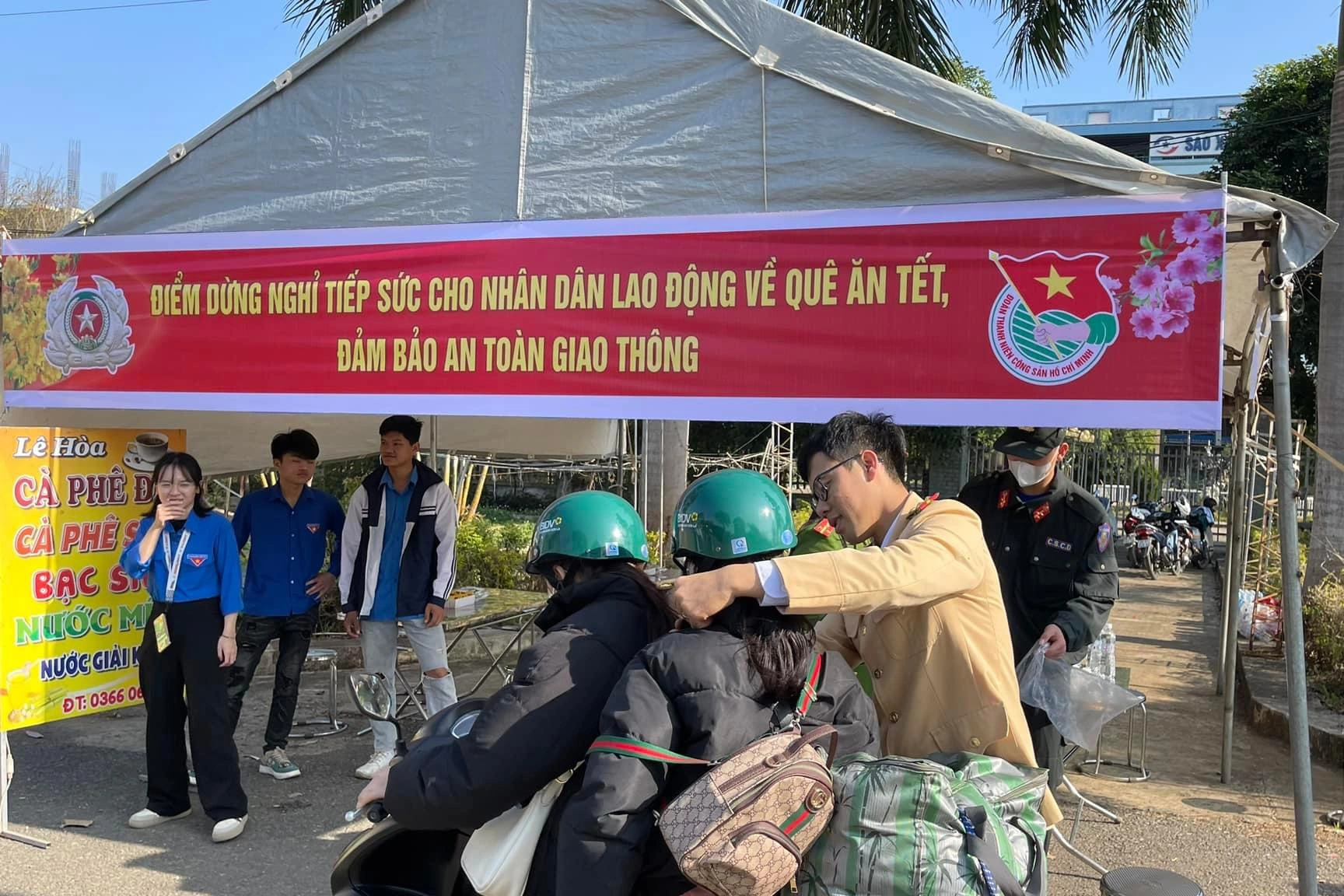 មន្ត្រីនគរបាលចរាចរណ៍ចែកមួកសុវត្ថិភាព និងចាក់សាំងរថយន្តជូនដល់ប្រជាជនដែលត្រឡប់មកផ្ទះវិញសម្រាប់បុណ្យចូលឆ្នាំចិន - ៤ CSGT tặng mũ bảo hiểm, đổ xăng cho người dân về quê ăn Tết - 4