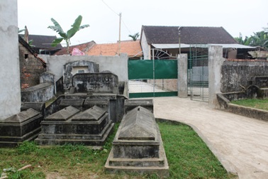 Rợn người cảnh “sống chung” với mồ mả