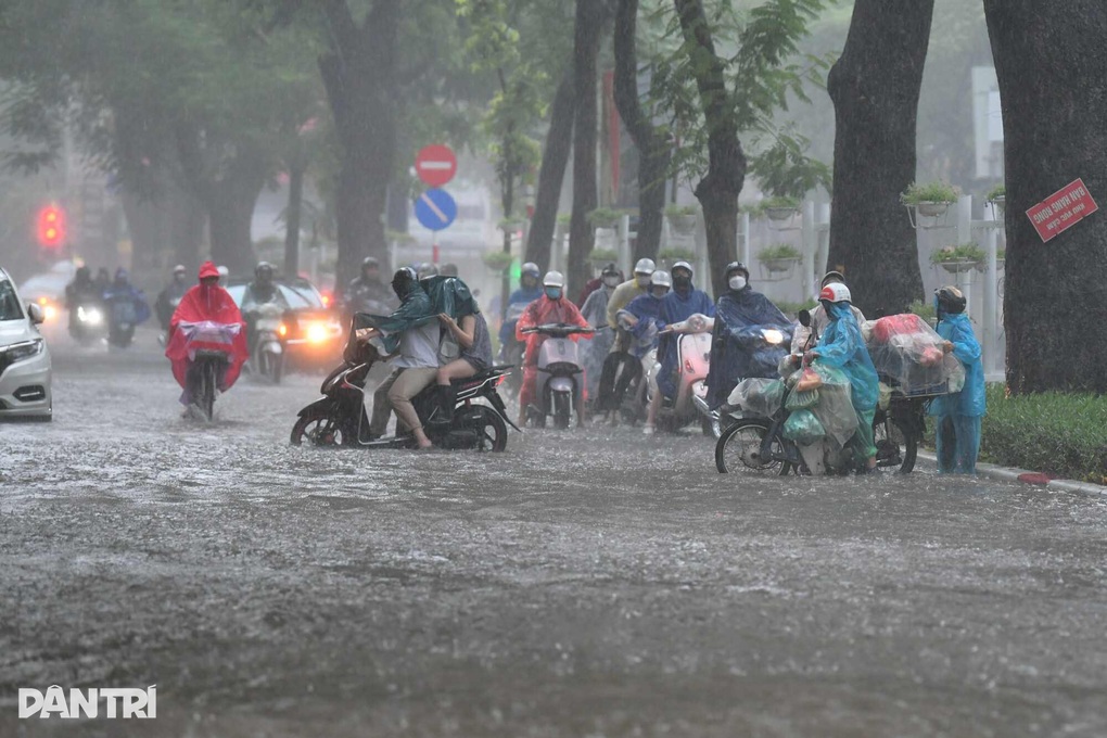 Hà Nội có thể mưa lớn hết đêm, vùng rốn lũ nước lên nhanh từng giờ - 2