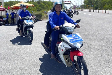 Đội xe ôm áo xanh đưa sĩ tử đi thi tại Quảng Nam