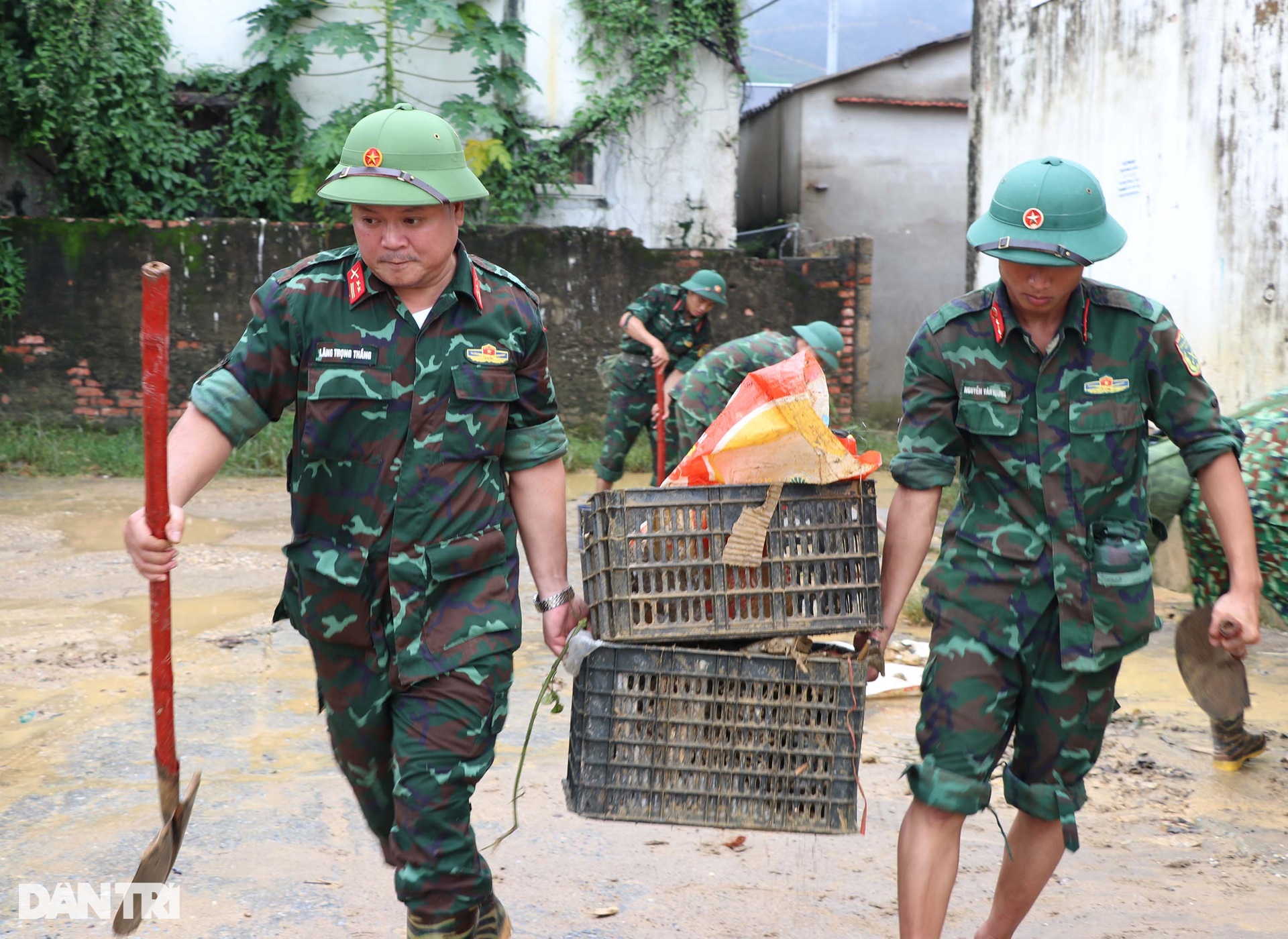 Lực lượng vũ trang có mặt tại điểm nóng giúp dân sau mưa lũ - 8 Lực lượng vũ trang có mặt tại điểm nóng giúp dân sau mưa lũ - 8