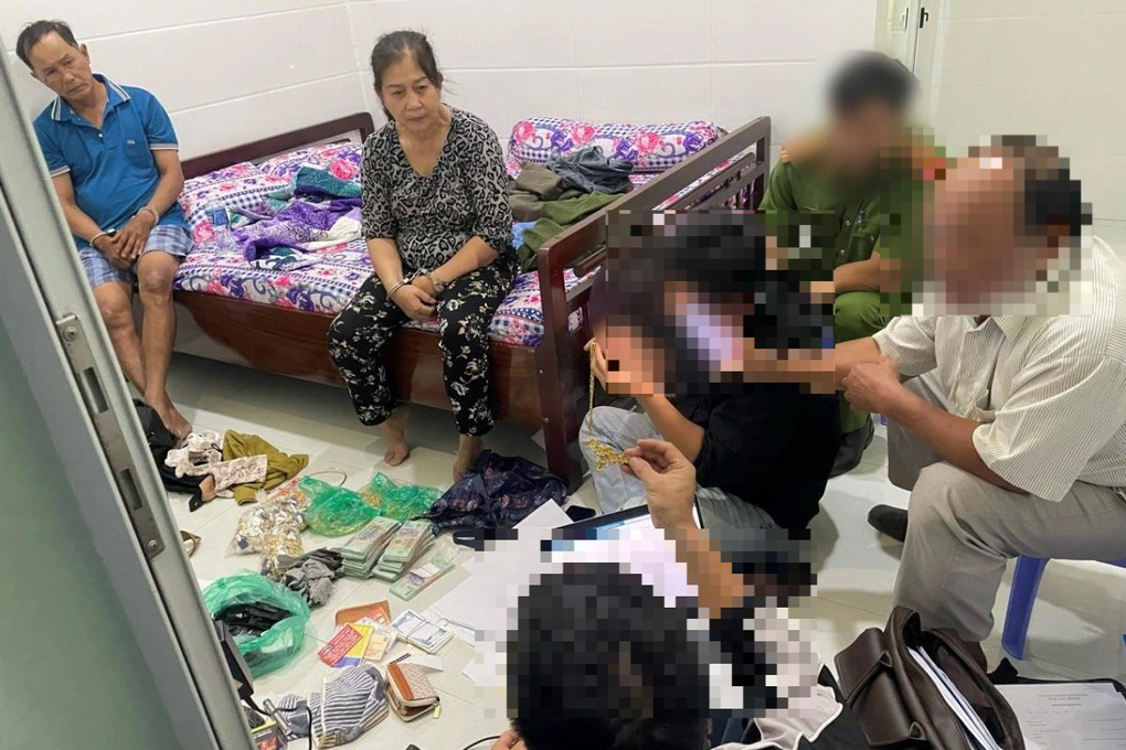 Vụ cặp tình nhân trộm 3,5kg vàng: Khen thưởng lực lượng phá án - 1 Vụ cặp tình nhân trộm 3,5kg vàng: Khen thưởng lực lượng phá án - 1
