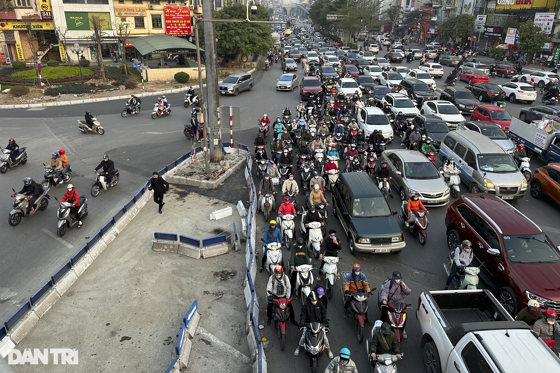 Ngã Tư Sở thông suốt giờ cao điểm sau khi phân luồng lại - 2 Ngã Tư Sở thông suốt giờ cao điểm sau khi phân luồng lại - 2