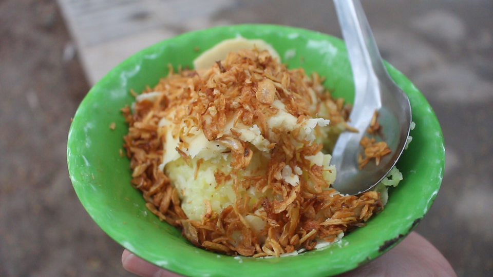 Kỹ nghệ gói xôi nhanh như “chớp” giúp bà chủ Hà Nội bán cả tạ gạo mỗi ngày - 6 Kỹ nghệ gói xôi nhanh như “chớp” giúp bà chủ Hà Nội bán cả tạ gạo mỗi ngày - 6