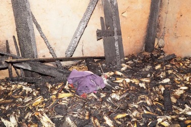 Cháu bé 5 tuổi tử vong trong căn nhà bốc cháy lúc tối muộn