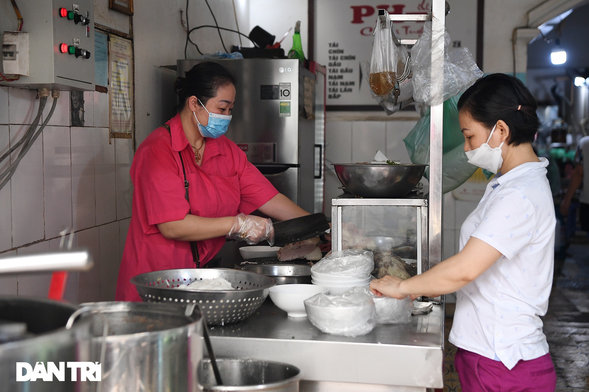 Người dân Hà Nội xách cặp lồng xếp hàng mua phở ở vùng xanh - 14 Người dân Hà Nội xách cặp lồng xếp hàng mua phở ở vùng xanh - 14