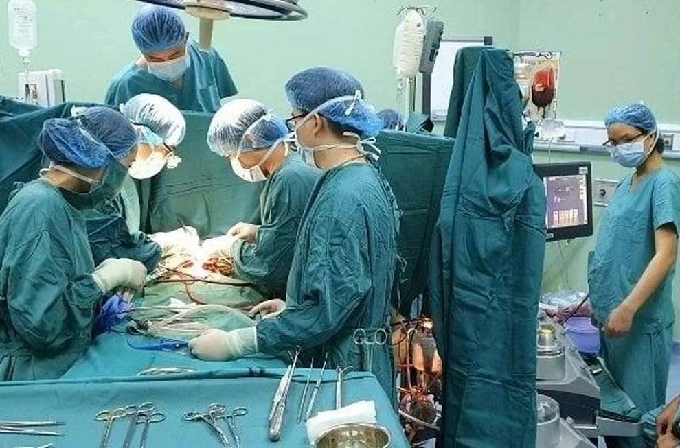 Bé 14 tháng tuổi vỡ tim, dập phổi nguy kịch khi ngồi trước vô lăng ô tô - 1 Bé 14 tháng tuổi vỡ tim, dập phổi nguy kịch khi ngồi trước vô lăng ô tô - 1