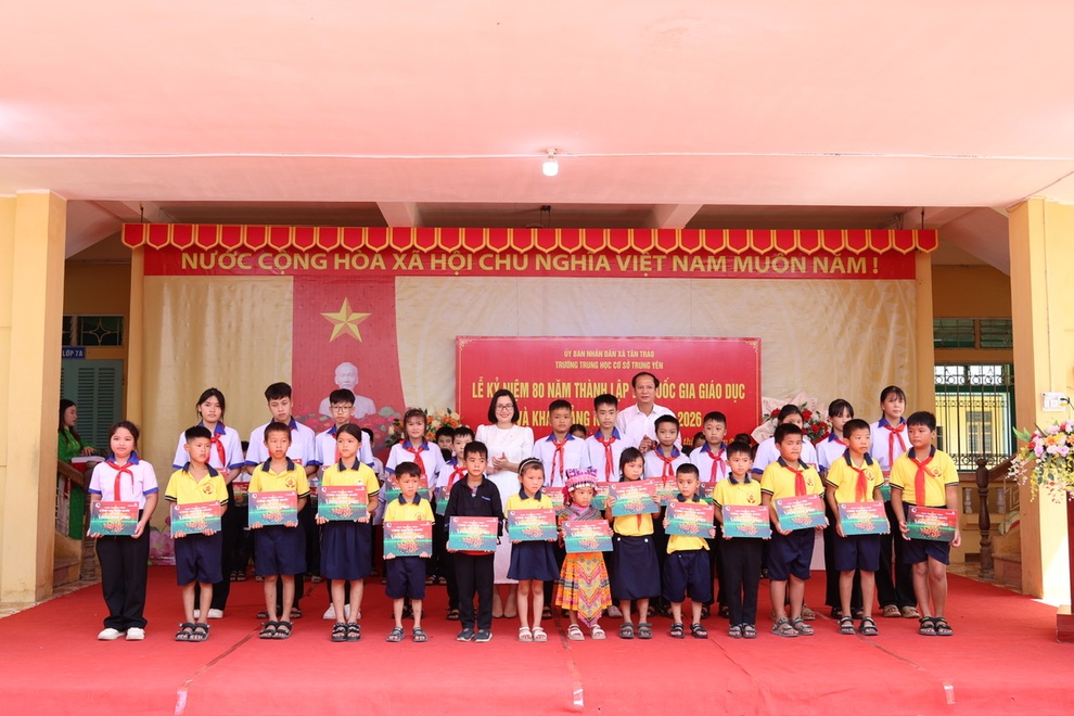 Vietcombank trao 8.000 suất học bổng “Cùng em tiến bước” cho học sinh nghèo vượt khó - 3 Vietcombank trao 8.000 suất học bổng “Cùng em tiến bước” cho học sinh nghèo vượt khó - 3