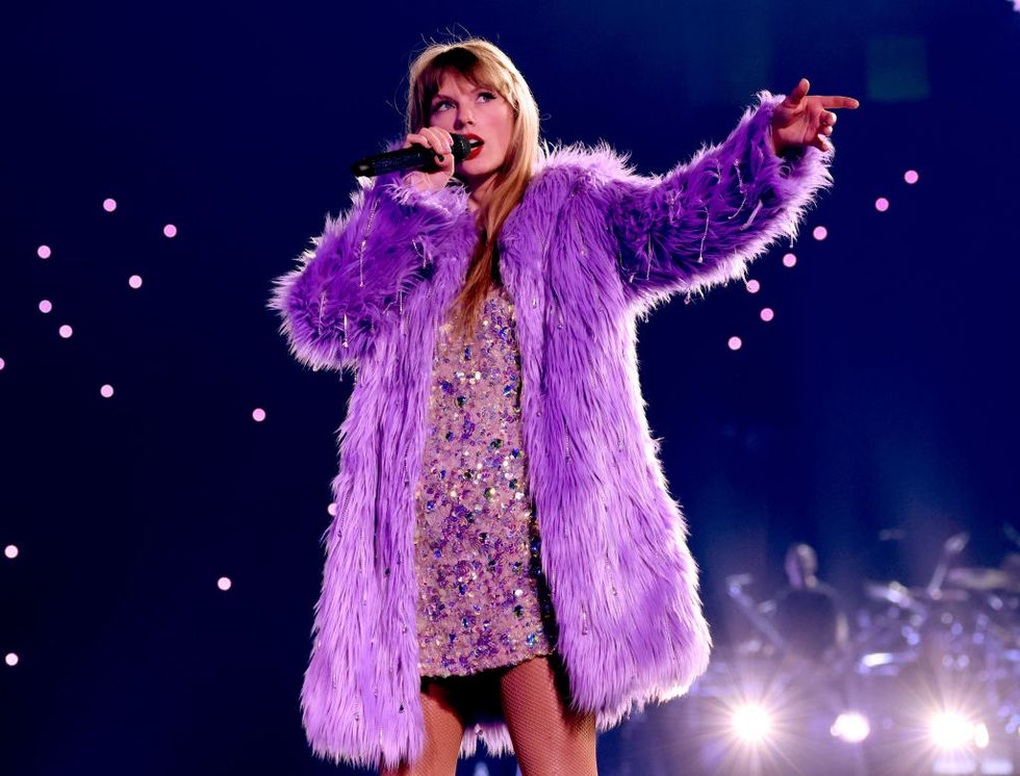 Taylor Swift dressed like a princess at the Eras Tour - 7