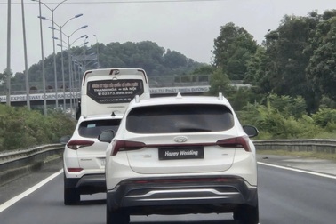 Truy tìm tài xế Santa Fe lật biển số gắn chữ “Happy Wedding”