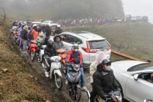 Du khách ùn ùn đổ lên đỉnh Mẫu Sơn ngắm băng giá gây ùn tắc nghiêm trọng