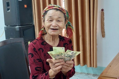 Cán bộ thâu đêm vượt núi, mang quà Tết Độc lập đến với bản xa