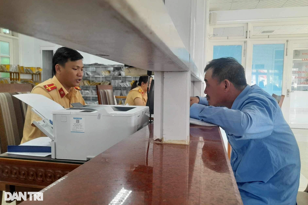 Cấp biển số xe theo mã định danh: Dân toát mồ hôi... vì nghẽn mạng - 3 Cấp biển số xe theo mã định danh: Dân toát mồ hôi... vì nghẽn mạng - 3