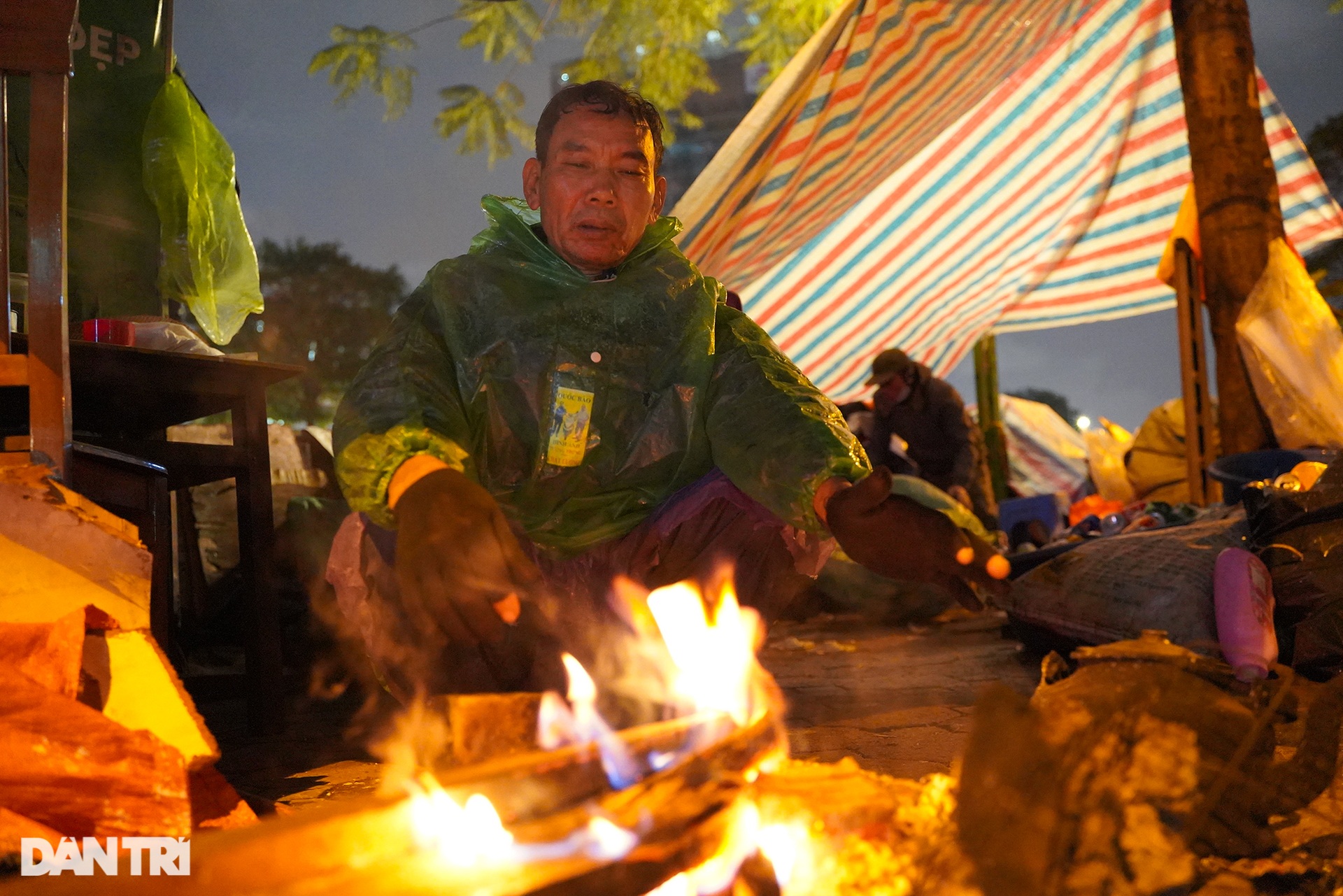 Người dân đốt lửa sưởi ấm, chật vật mưu sinh xuyên đêm trong mưa rét kỷ lục - 5 Người dân đốt lửa sưởi ấm, chật vật mưu sinh xuyên đêm trong mưa rét kỷ lục - 5